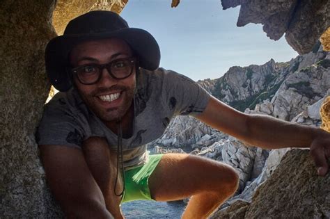 Menino Alpinista Nas Rochas Na Sardenha Durante O P R Do Sol Foto Premium