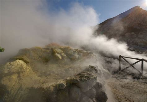 Supervulcano Dei Campi Flegrei La Crosta Della Caldera Si Sta