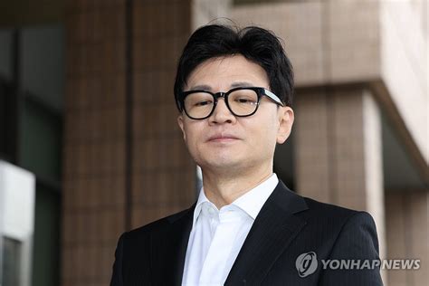 이재명 구속영장 기각 관련 질문 듣는 한동훈 연합뉴스