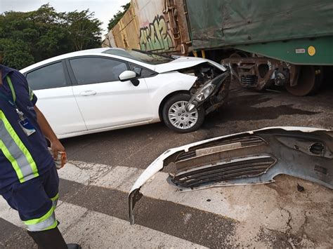 Motorista Bate Carro Em Trem Ao Tentar Cruzar Linha F Rrea Em Cedral