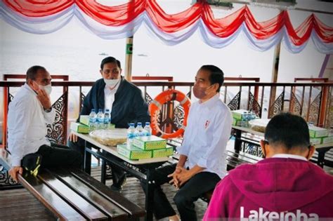 Jokowi Blusukan Bagikan Sertifikat Tanah Hingga Hutan Sosial Di Sumut