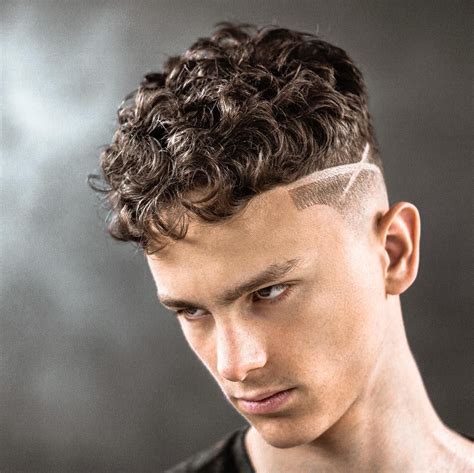 Crop Sur Cheveux Bouclés Raie Créative Coupe De Cheveux Homme