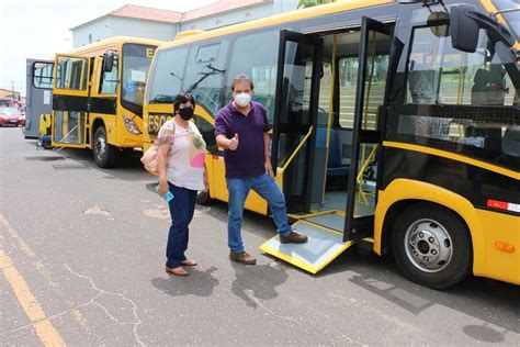 Prefeito Gustavo Entrega Dois ônibus Escolares à Secretaria Municipal