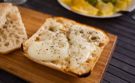 Rebanadas Tostadas De Pan Cuadrado Con Queso Caliente Y Guacamole