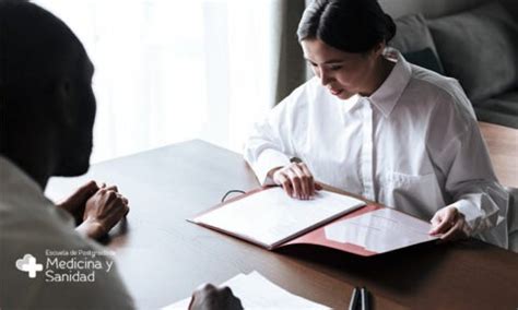 Cuál es el trabajo de un asistente social Escuela de Medicina y Sanidad