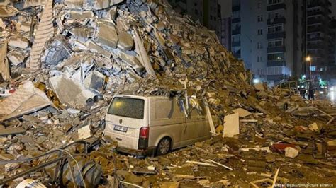 Terremoto De Magnitude 7 8 Mata Mais De 2 4 Mil Pessoas Na Turquia E