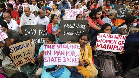 Protestas En Nueva Delhi Por Video De Mujeres Obligadas A Caminar