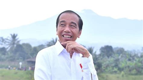 Momen Jokowi Pesan Kemeja Putih Buatan Anak Smk 4 Jambi Eraid