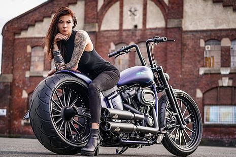 Mannequins En Bikini Sur Des Motos Harley Davidson Animation A