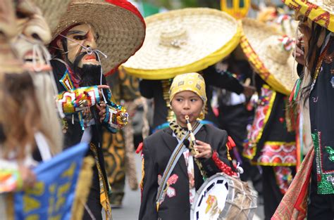 メキシコの色彩：魅惑的な街並みと活気ある祭りを巡る旅