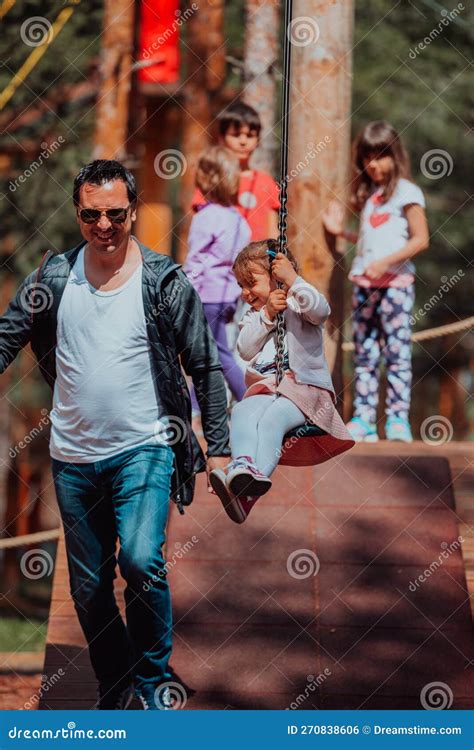 Tiempo Familiar En El Parque El Padre Se Divierte Con Su Hija En El