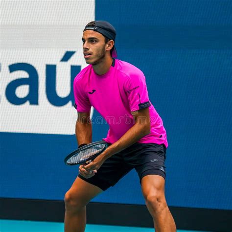 Tenista Francisco Cerundolo De Argentina En Acción Durante Su Partido De Cuartos De Final A La