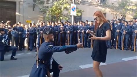 Un soldado del Ejército del Aire sorprende a su novia con una romántica