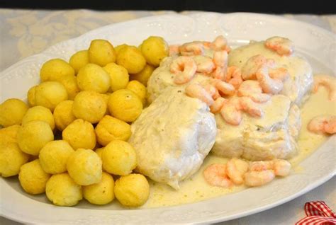 Medalhões de Pescada Molho de Natas e Camarões Receitas Para