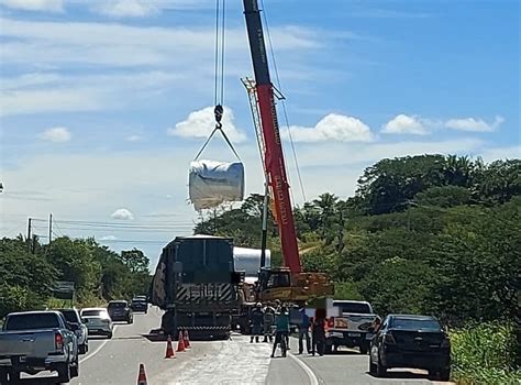 Carreta Tomba Na Br E Causa Congestionamento De Quil Metros