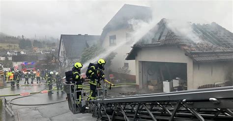 Feuer Zerst Rt Garage In Simmersbach