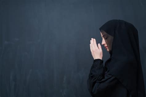 Retrato de jovem muçulmana fazendo dua menina árabe vestindo abaya