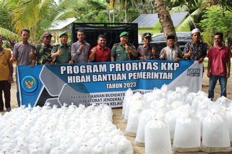 Dandim Abdya Salurkan Bantuan Ribu Benih Ikan Analisa Aceh