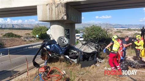 Tir Esce Fuori Strada E Si Ribalta Camionista Intrappolato Nell Abitacolo