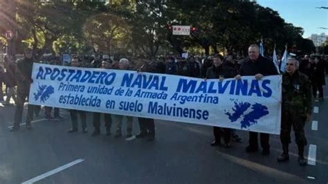 El Presidente Participa Del Desfile Militar Por El De Julio El