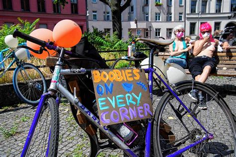 Berlin Nackte Br Ste F R Frauenrechte Oben Ohne Demo In Berlin