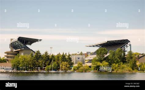 Husky Stadium Lake View Hi Res Stock Photography And Images Alamy