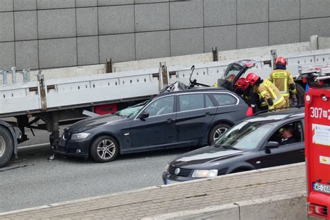 Wypadek Na Trasie S Na Bemowie Bmw Wpad O Pod Tir Dach Zosta