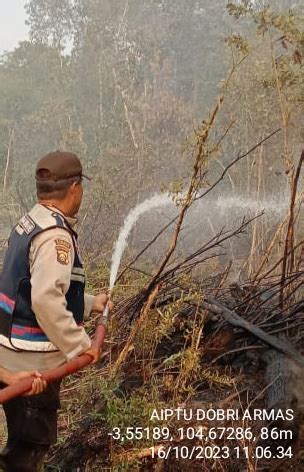 Pemadaman Kebakaran Hutan Kebun Dan Lahan Di Kabupaten Oki Polres Oki