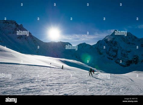 Skiurlaub Sonnigen Tag In Beliebten Alpine Ski Resort Sulden Sulden