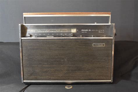 Antigo rádio Philco Transglobe solid state de 09 banda