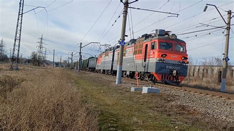 ВЛ80с-2207 с грузовым поездом следует на перегоне Зеленчук ...
