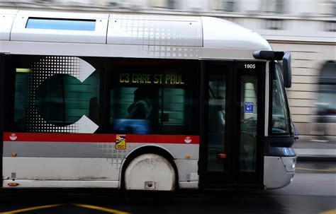 Lyon Un Accident Entre Un Bus Et Une Voiture Fait Un Mort