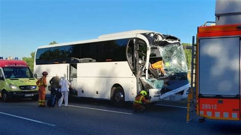 18 Heridos En Un Accidente Entre Un Autobús Y Un Camión En La A 7 En Xàtiva