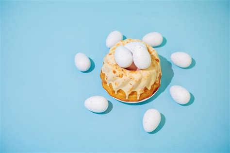 Pastel De Pascua Con Huevos Sobre Fondo Azul Torta De Embudo De Pascua