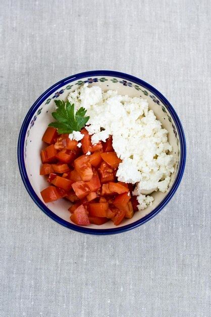 Requesón Y Tomates Para La Dieta Foto Premium