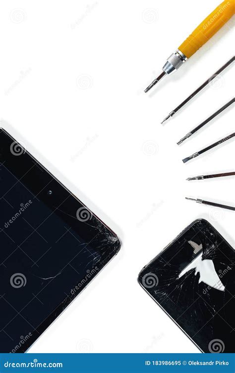 Un Conjunto De Herramientas Para Reparar Parte De Tablet Y Smartphone