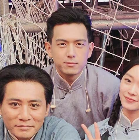 Yang Zi And Deng Lun Take A Picture In The Same Frame The Two Are Super Sweet To The Mirror