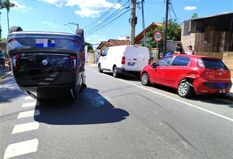 Motorista Colide Contra Carro Estacionado E Abandona Ve Culo Capotado