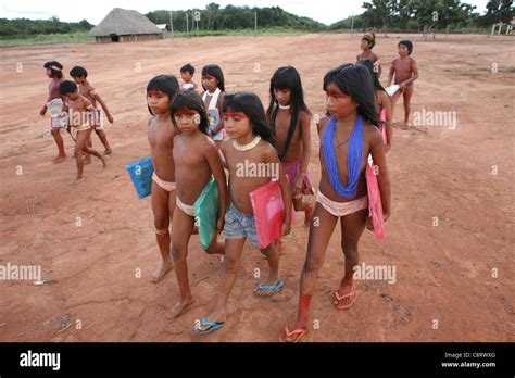 Tribu xingu niñas fotografías e imágenes de alta resolución Alamy