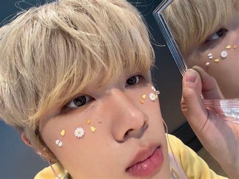 Juhan Blitzers Selca Icon Carnival Face Paint Boy Groups Nose Ring