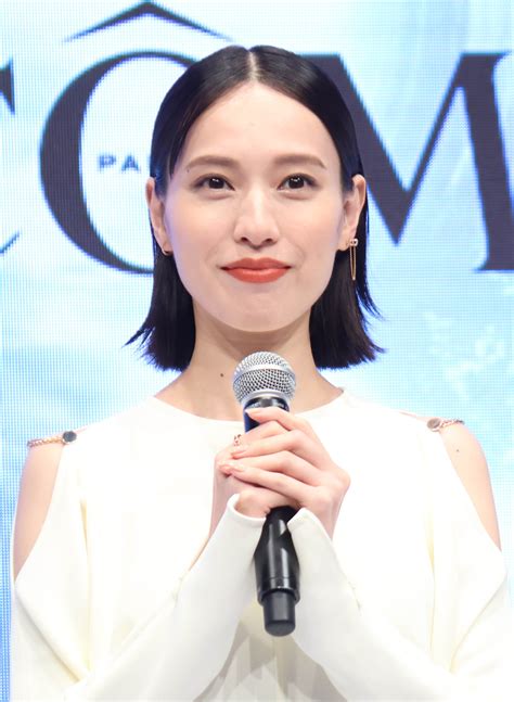 戸田恵梨香が上品な白ドレスで久しぶりの公の場 Moment日刊ゲンダイ