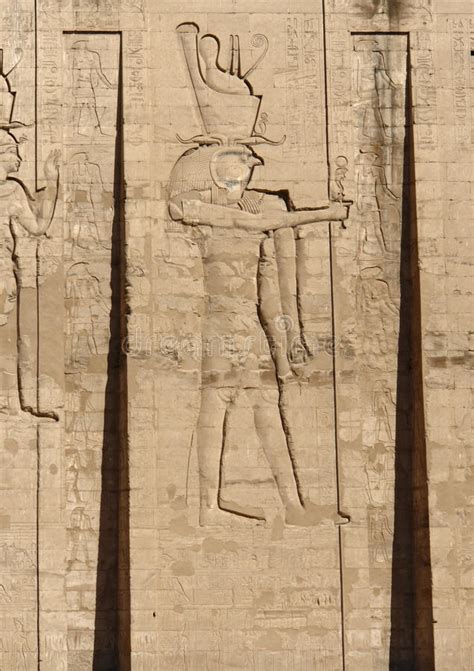 Relevo No Templo De Edfu Em Egito Imagem De Stock Imagem De Frente