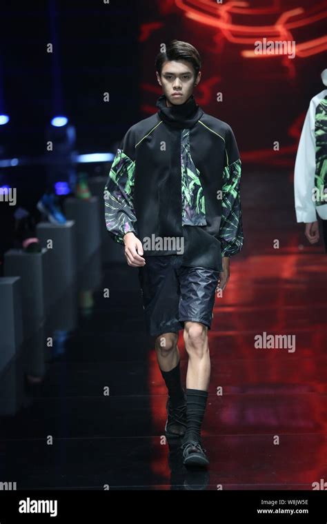 Ein Modell zeigt eine neue Schöpfung an der Qiaodan Cup 10 China ...