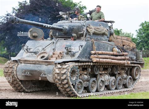 Hooben 110 M4a3e8 Fury Sherman Brad Pitt Tank With Master Camouflage