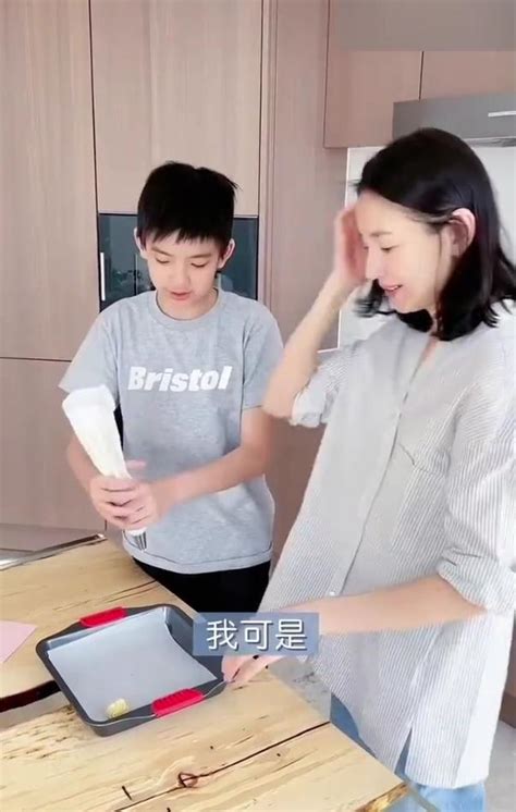 董潔帶兒子出鏡做餅乾，13歲的頂頂眉目很秀美，身高已看齊媽媽 每日頭條