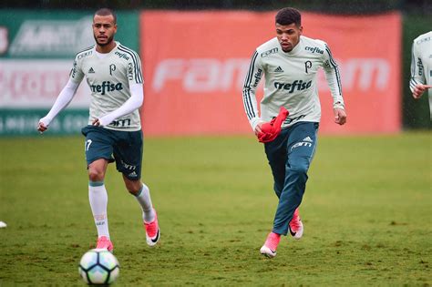 Palmeiras Apresenta Zagueiro Juninho E Lateral Direito Mayke Gazeta