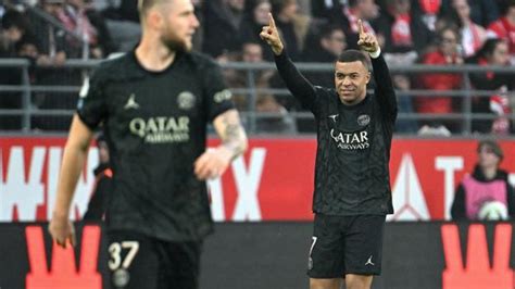 Reims Paris St Germain Mbappe Nets Hat Trick As Psg Top Ligue