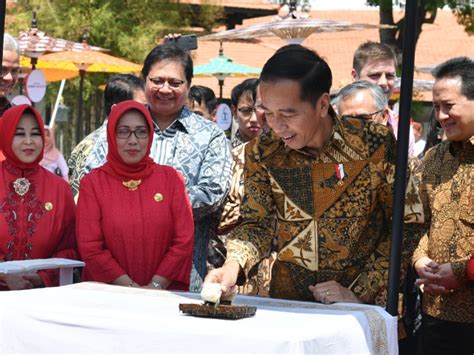 Foto Jokowi Ikut Membatik Dalam Peringatan Hari Batik Tagar