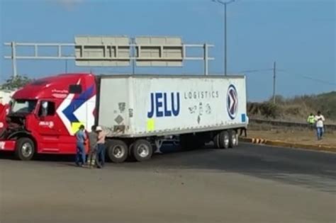 Operadores Bloquean Recinto Portuario De Veracruz Exigen Trato Digno A