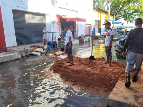 Con Sacos Llenos De Tierra Buscan Mitigar El Impacto De La Ola Invernal